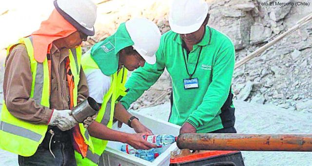 El envío de alimentos y agua a través de las ''palomas'' es constante.