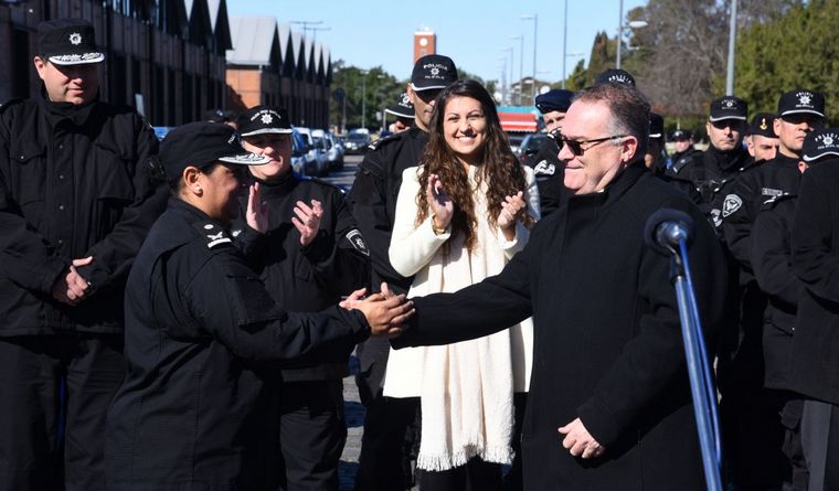 El ministro de Seguridad de Santa Fe entregó móviles para el Gran Rosario. 