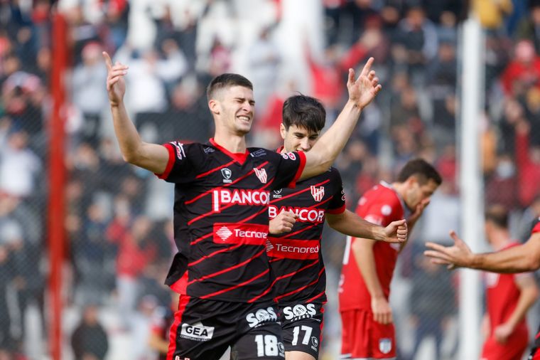 Instituto goleó a Tristán Suárez y sigue prendido arriba en la tabla de posiciones.