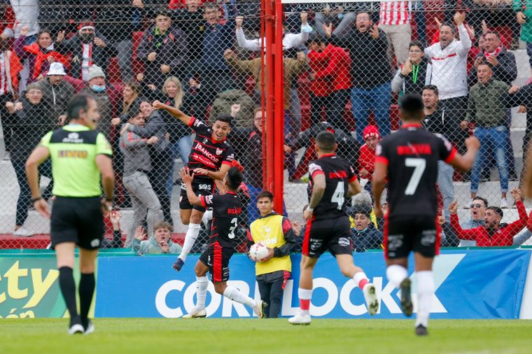 Instituto goleó a Tristán Suárez y sigue prendido arriba en la tabla de posiciones.