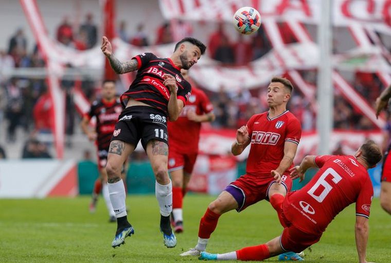 Instituto goleó a Tristán Suárez y sigue prendido arriba en la tabla de posiciones.