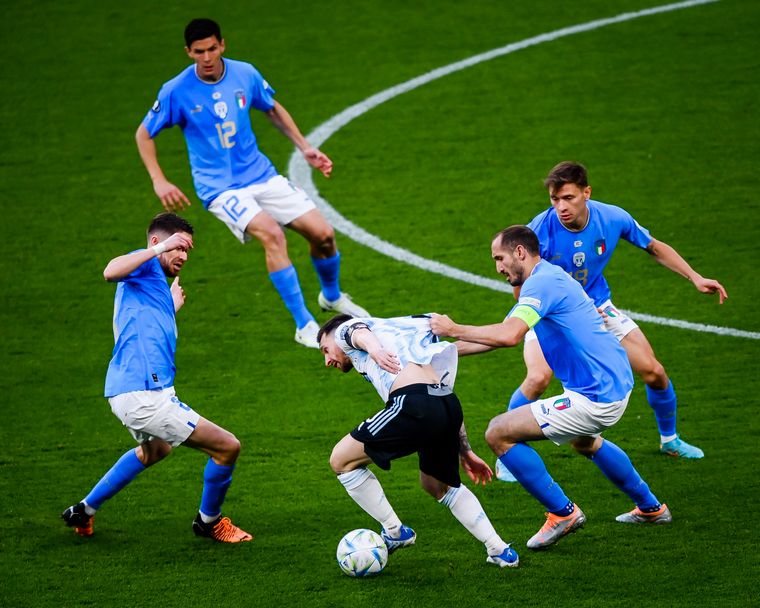 FOTO: Messi, rodeado de rivales italianos (Foto: @brfootball)
