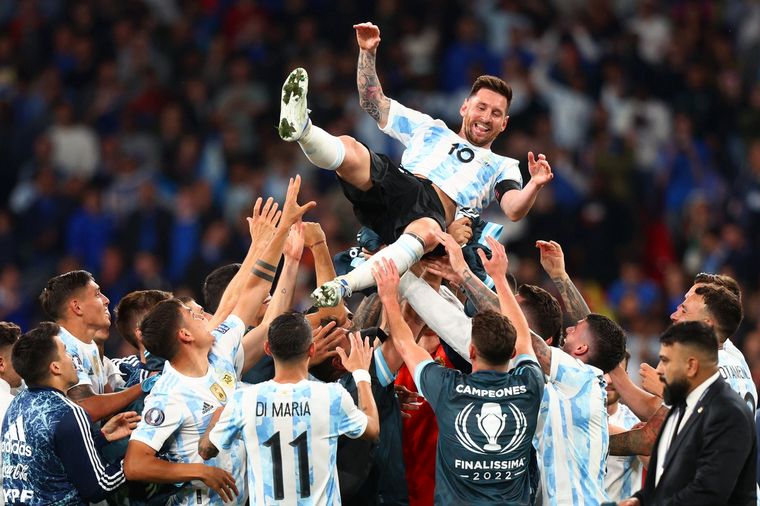 Lionel Messi, en andas en el festejo del equipo argentino (Foto: @SC_ESPN)