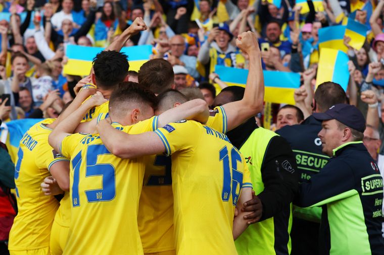 FOTO: Ucrania eliminó a Escocia y definirá con Gales el pasaje a Mundial (Foto:@futpicante)