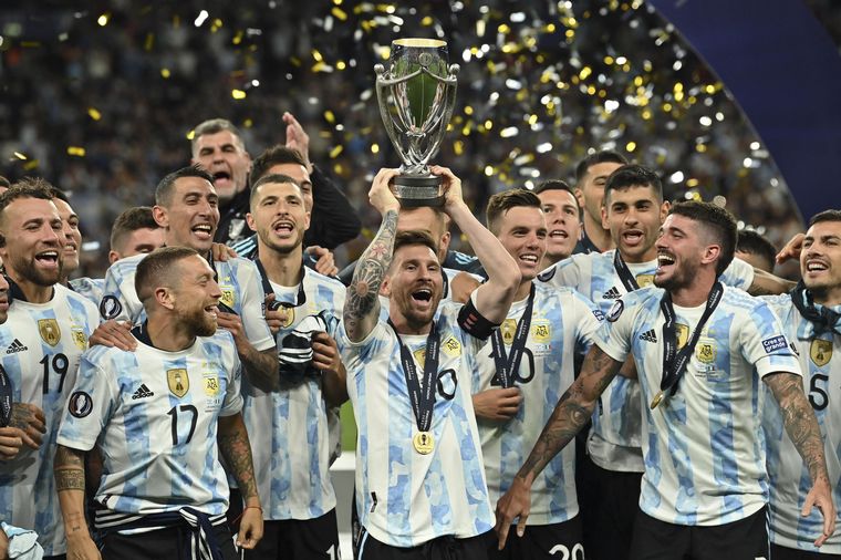 FOTO: La Selección argentina levanta la copa de la 