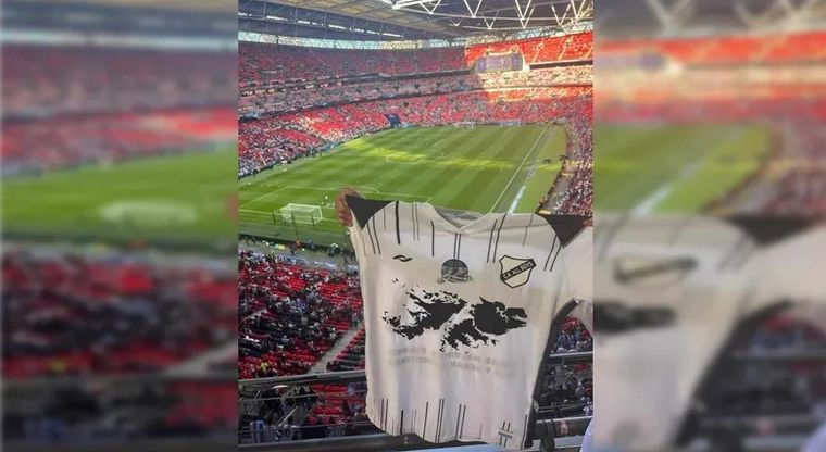 FOTO: Un hincha de All Boys ingresó al estadio de Wembley con una camiseta de Malvinas