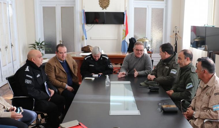 El ministro Lagna y la jefa de Policía de Santa Fe con la plana mayor de Gendarmería.