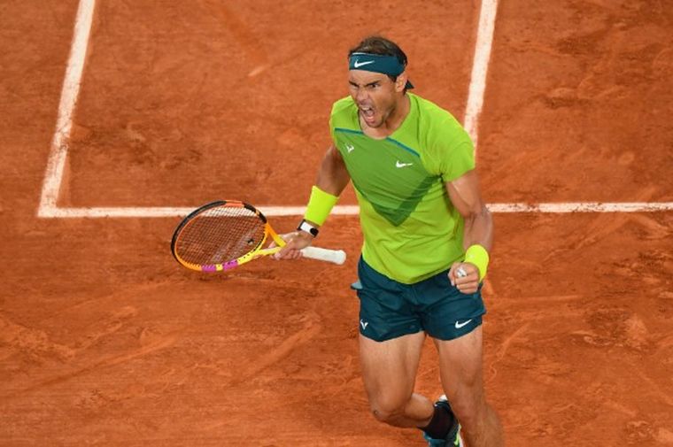 FOTO: Rafael Nadal festeja uno de sus puntos en la semifinal de Roland Garros.