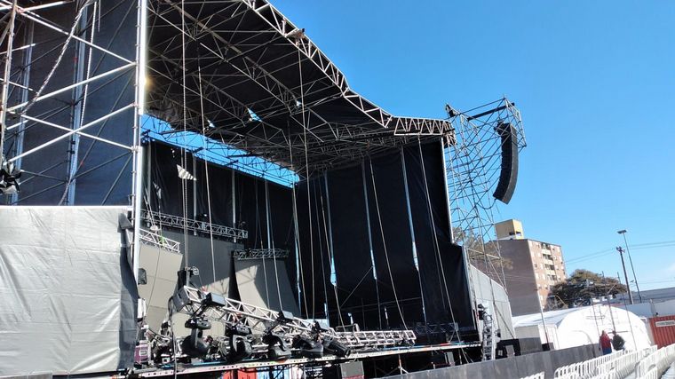 FOTO: Así quedó el escenario montado para el show que debía dar Tini en Santa Fe. 