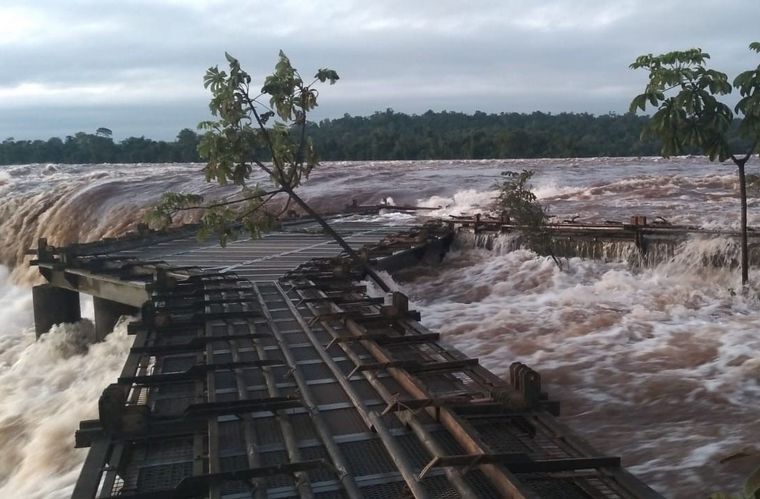 FOTO: La creciente en el río obligó cerrar la Garganta del Diablo en Cataratas del Iguazú.