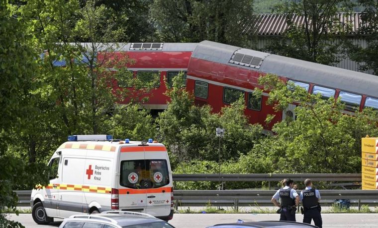 FOTO: Se descarriló un tren en Alemania: al menos 5 muertos y 44 heridos (FOTO: El País).