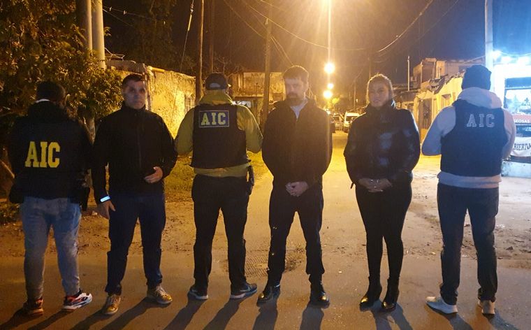 La Agencia de Investigación Criminal realizó allanamientos: secuestró droga y armas.