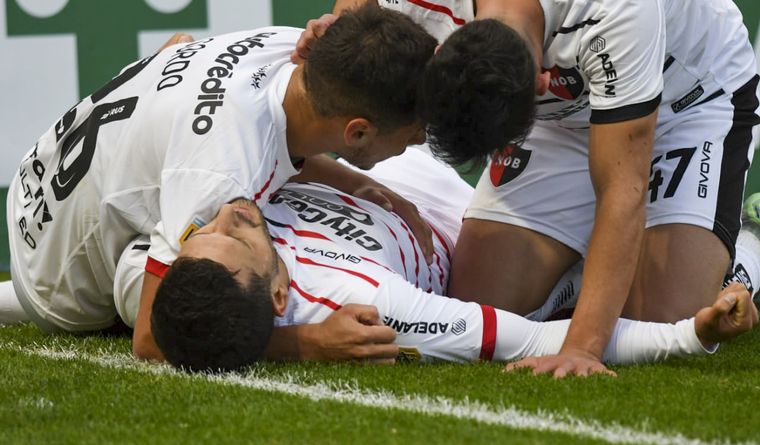 Juan García metió el primero de Newell's ante Banfield y celebra con sus compañeros. 