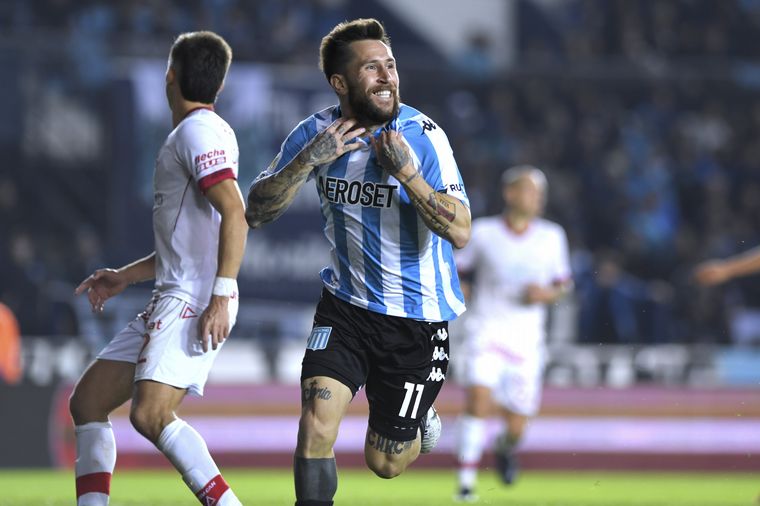 Jonathan Gómez festeja el segundo tanto de Racing ante Huracán.