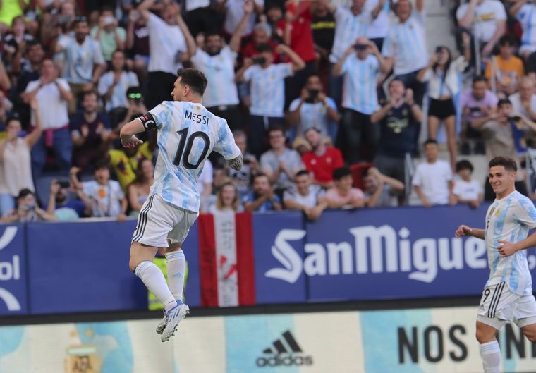 FOTO: Lio Messi festeja uno de sus cinco tantos ante Estonia.