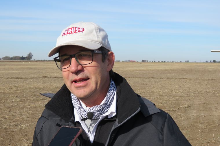 Diego Cerioni detalló las ventajas del helicóptero para el cuidado del maní. 