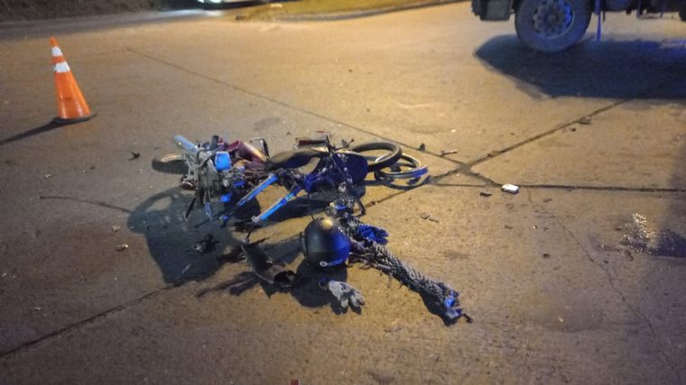 FOTO: El motociclista resultó herido. La moto quedó destruida.