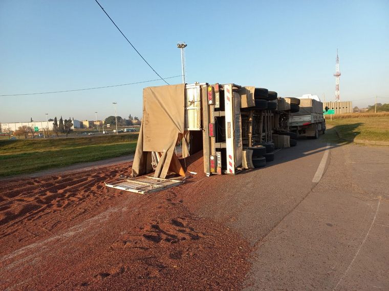 FOTO: El acoplado del camión quedó volcado.