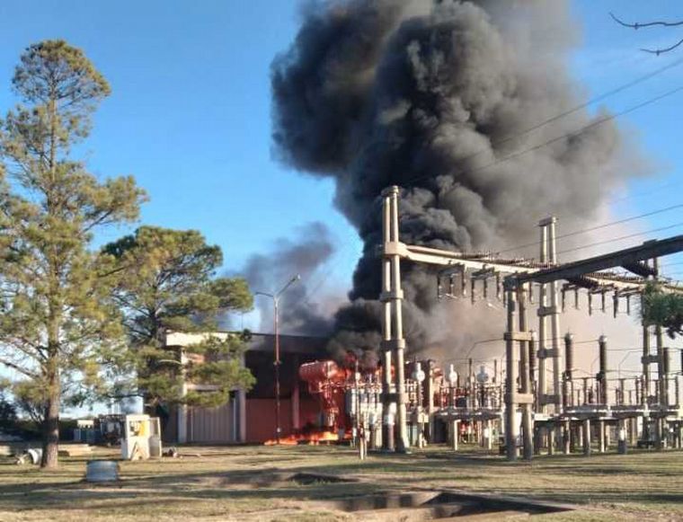 Luego del fuego, vuelve la luz en Capitán Bermúdez. La EPE rehabilita el servicio. 