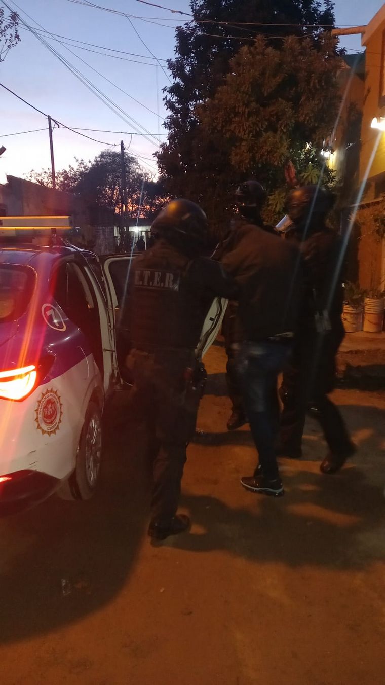FOTO: Detenidos por el violento asalto a una embarazada en barrio Yapeyú.