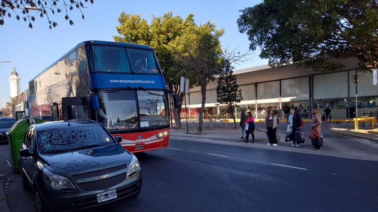 FOTO: La Terminal de Ómnibus permanece bloqueada en Rosario por un reclamo de maleteros. 