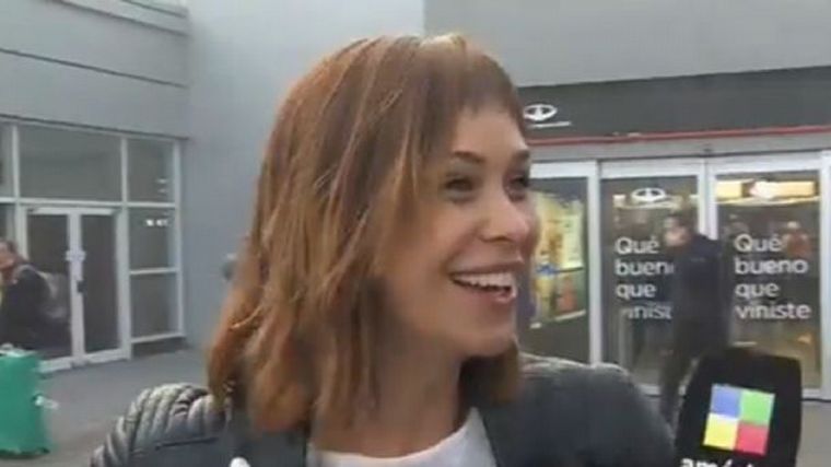 La modelo blanqueó que están saliendo con el periodista (Imagen de video).