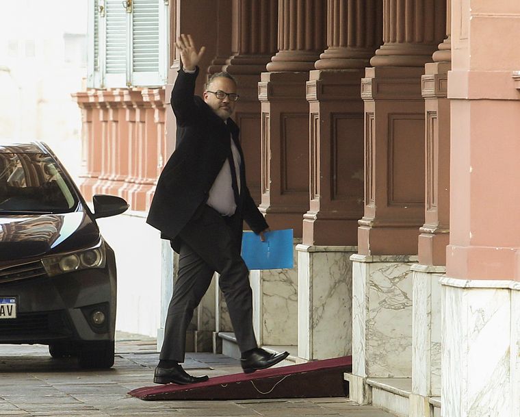 FOTO: Matías Kulfas, con la carta de renuncia en su mano.