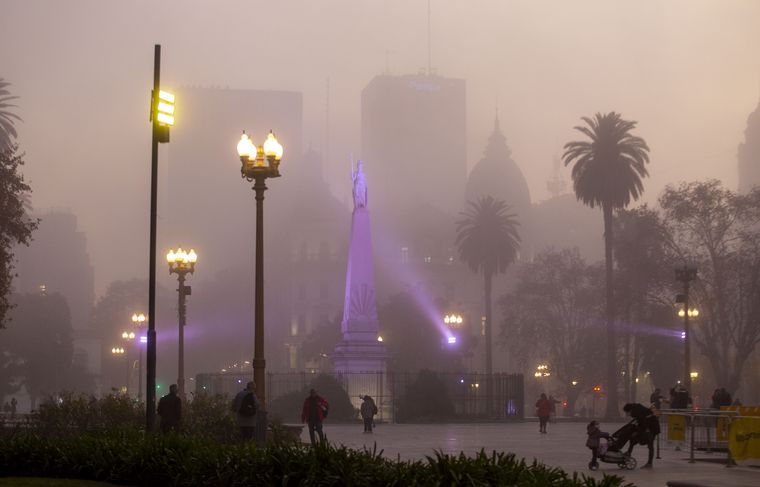 FOTO: La niebla cubrió este lunes a la Ciudad de Buenos Aires.