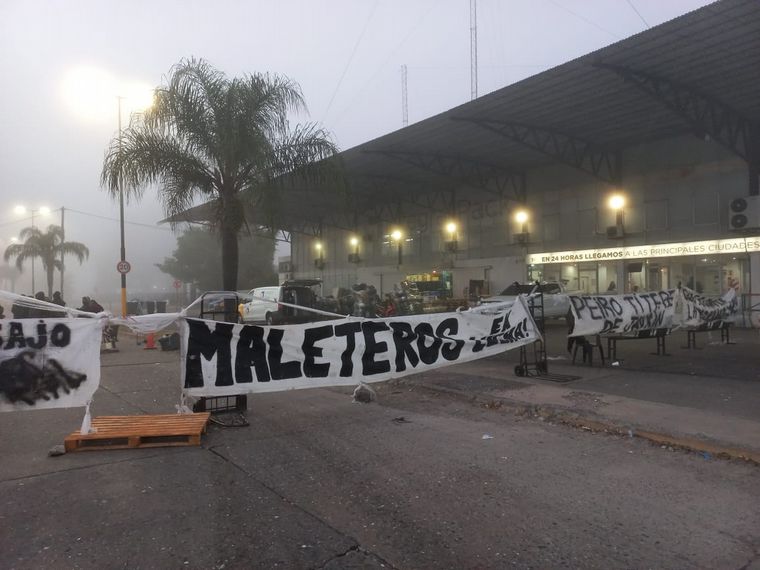 Los colectivos paran por calles Castellanos y Santa Fe.
