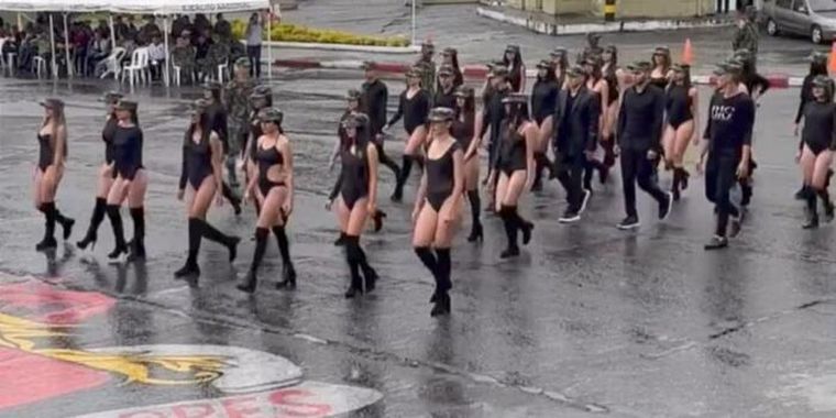 FOTO: Mujeres desfilaron en body en desfile de batallón colombiano