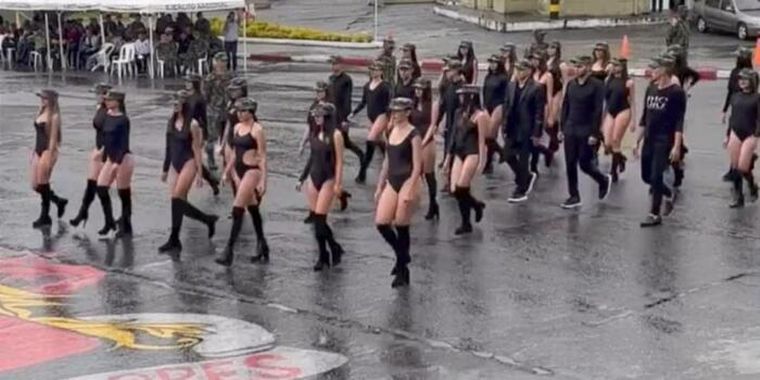 Mujeres desfilaron en body en desfile de batallón colombiano