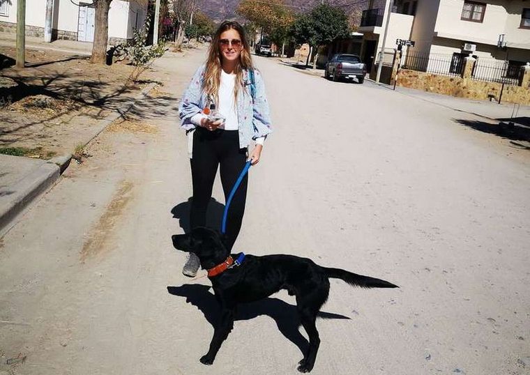FOTO: Turistas rescataron en Salta a un perro, lo adoptaron y lo llevarán a Alemania.