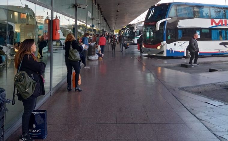 FOTO: Se normalizó el ingreso y egreso de ómnibus en la Terminal de Rosario. 