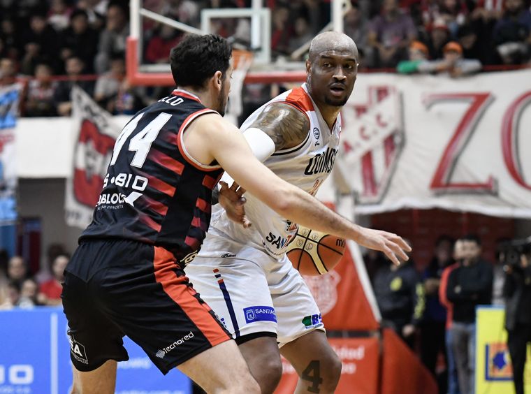 Instituto tuvo el peor partido de la temporada y cayó ante Quimsa de local.