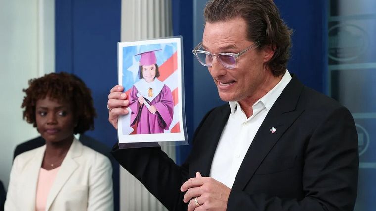 FOTO: El actor muestra la foto de una de las víctimas  de la matanza escolar.