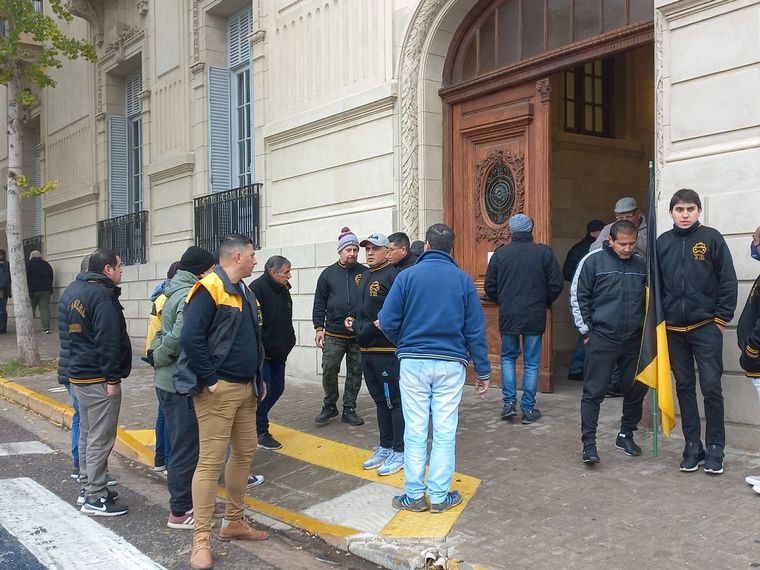 FOTO: Taxistas protestaron frente al Concejo Municipal de Rosario