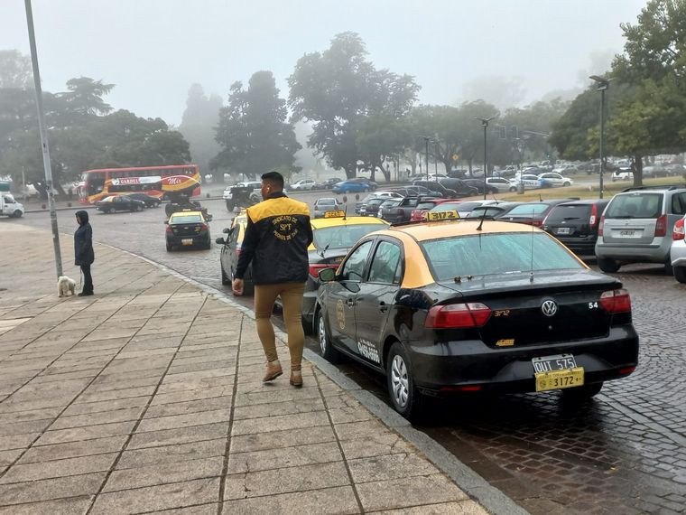 FOTO: Taxistas protestaron frente al Concejo Municipal de Rosario