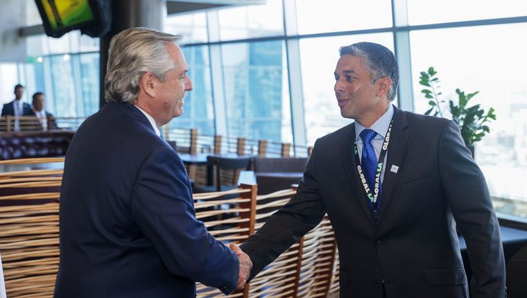 Alberto Fernández y el presidente de General Motors, Shilpam Amin. 