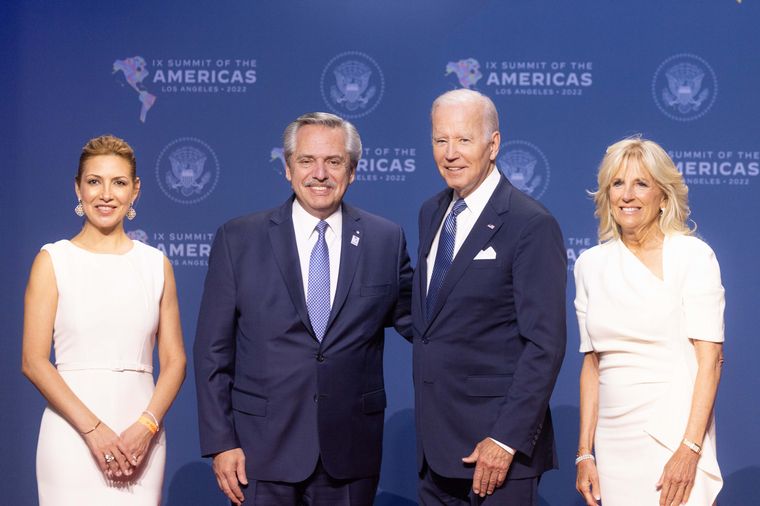 FOTO: Joe Biden y su esposa recibieron a Fernández y a Fabiola Yáñez en Los Ángeles.