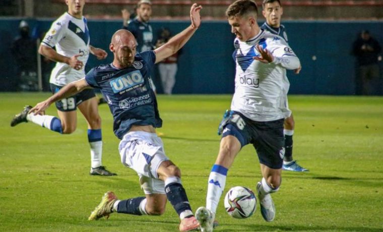FOTO: Perrone, de Vélez, disputa el balón con Scolari