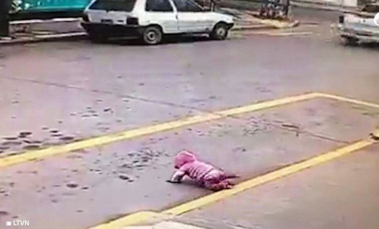 FOTO: La beba gana la calle en un descuido de la mamá.
