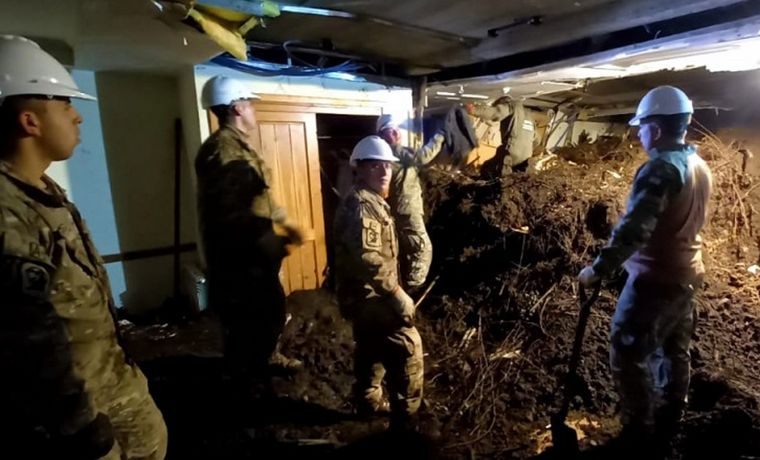 Minuciosa labor de los rescatistas en la habitación 107.