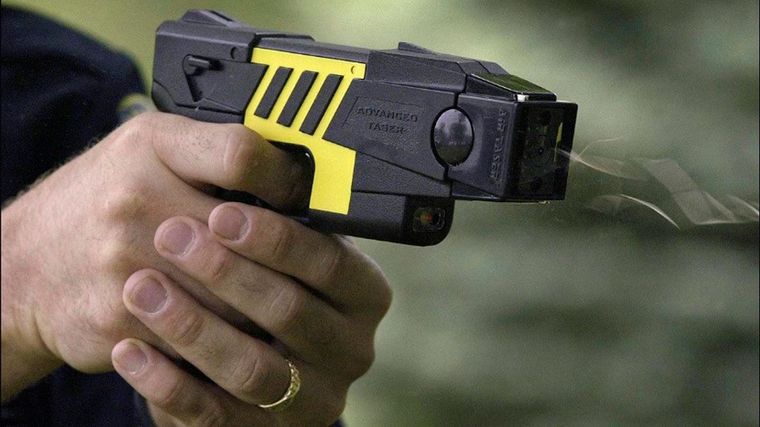 Proponen usar pistolas Taser en Santa Fe.