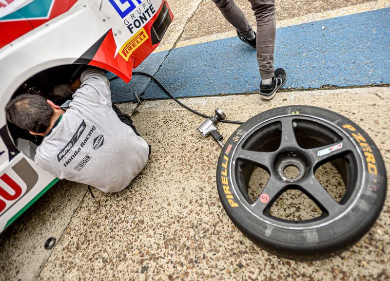 Neumáticos Pirelli P Zero Slick y Cinturato Rain de TC2000.