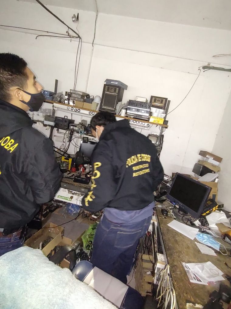 FOTO: Desbaratan un laboratorio de inhibidores de alarmas en Córdoba
