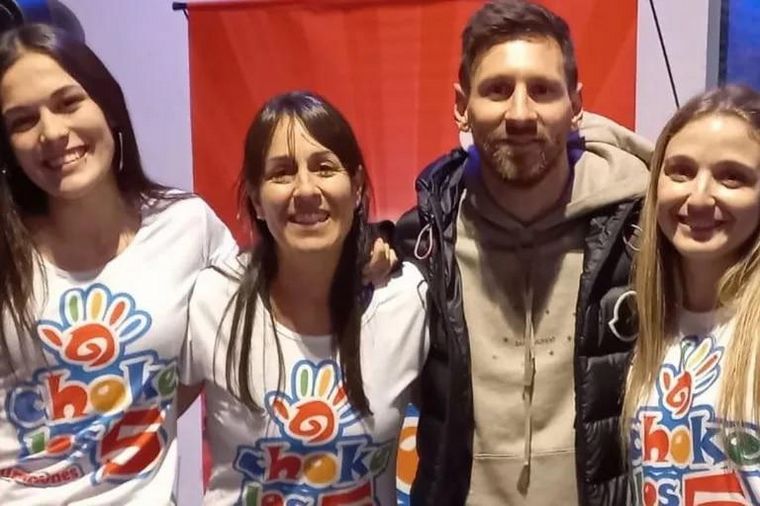 FOTO: Lionel Messi fue a un cumpleaños infantil en Rosario. Ana Paula, estuvo de animadora.