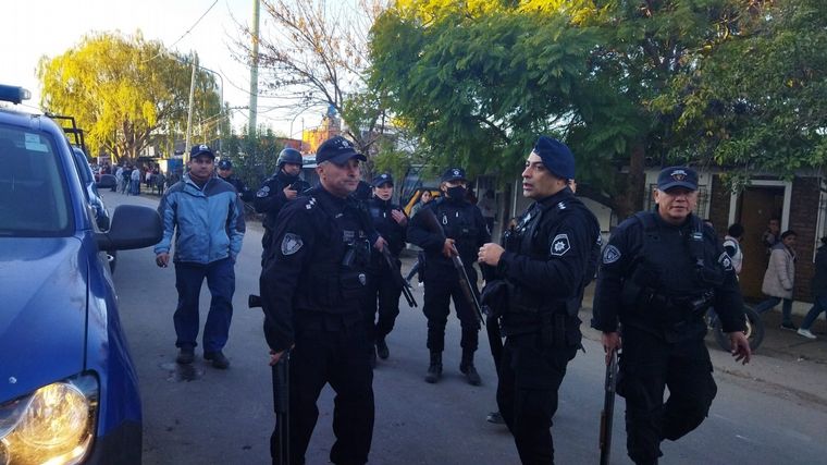 Grave acusación en un jardín de barrio Las Flores terminó con represión y heridos. 