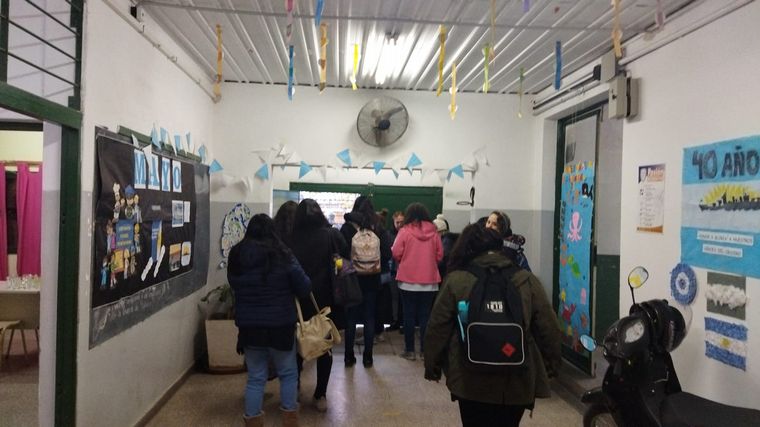 Grave acusación en un jardín de barrio Las Flores terminó con represión y heridos. 