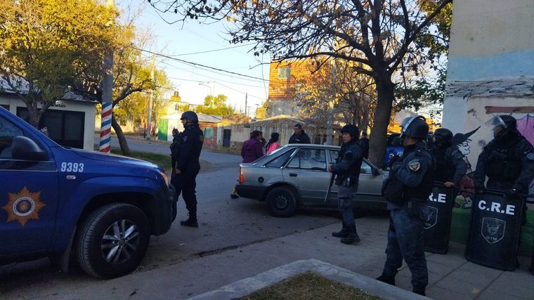 FOTO: Grave acusación en un jardín de barrio Las Flores terminó con represión y heridos. 