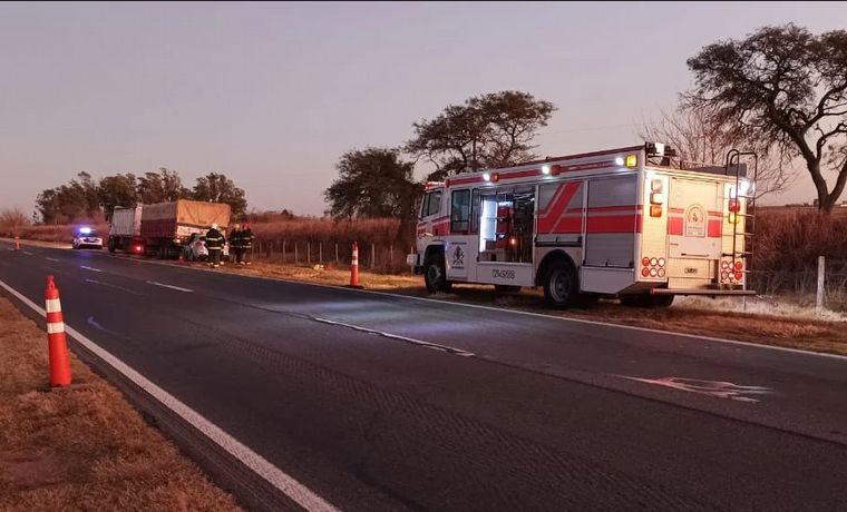 Un muerto tras el choque de un auto contra un camión en San Francisco.
